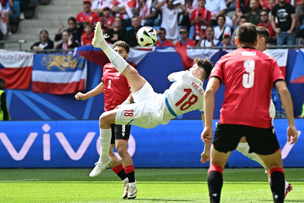 Bek Ceko Ladislav Krejci menendang salto dalam pertandingan sepak bola Grup F antara Georgia dan Ceko di Volksparkstadion di Hamburg, Jerman, pada 22 Juni 2024.