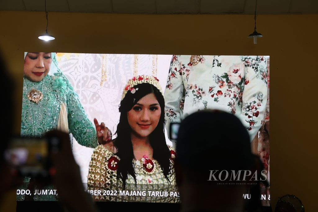 Prosesi Siraman yang dijalani oleh Erina Gudono disiarkan di gedung serba guna Padukuhan Purwosari di Desa Sinduadi, Mlati, Sleman, DI Yogyakarta, Jumat (9/12/2022). 