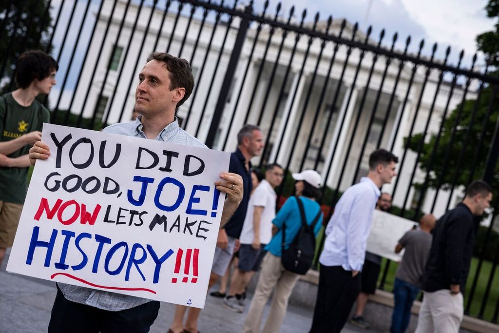  Warga berkumpul di depan Gedung Putih, Washington DC, Amerika Serikat, pada Minggu (21/7/2024), untuk mengungkapkan terima kasih kepada Presiden Joe Biden karena mundur dari kampanye pemilihan umum.