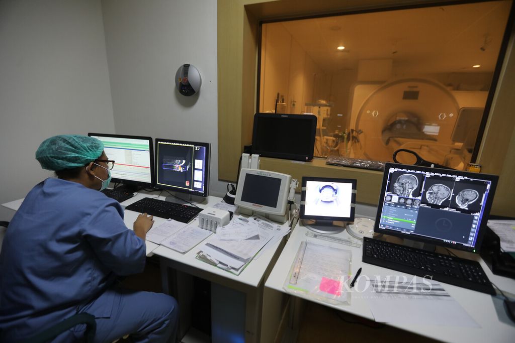 Ilustrasi. Tenaga kesehatan profesional memantau proses pemeriksaan <i>magnetic resonance imaging</i> (MRI) otak pada pasien yang dirawat di Rumah Sakit Pusat Otak Nasional Prof Dr dr Mahar Mardjono, Jakarta, Selasa (7/2/2023). Pemeriksaan MRI otak merupakan salah satu pemeriksaan yang termasuk di dalam rangkaian pemeriksaan <i>brain check up</i>. 
