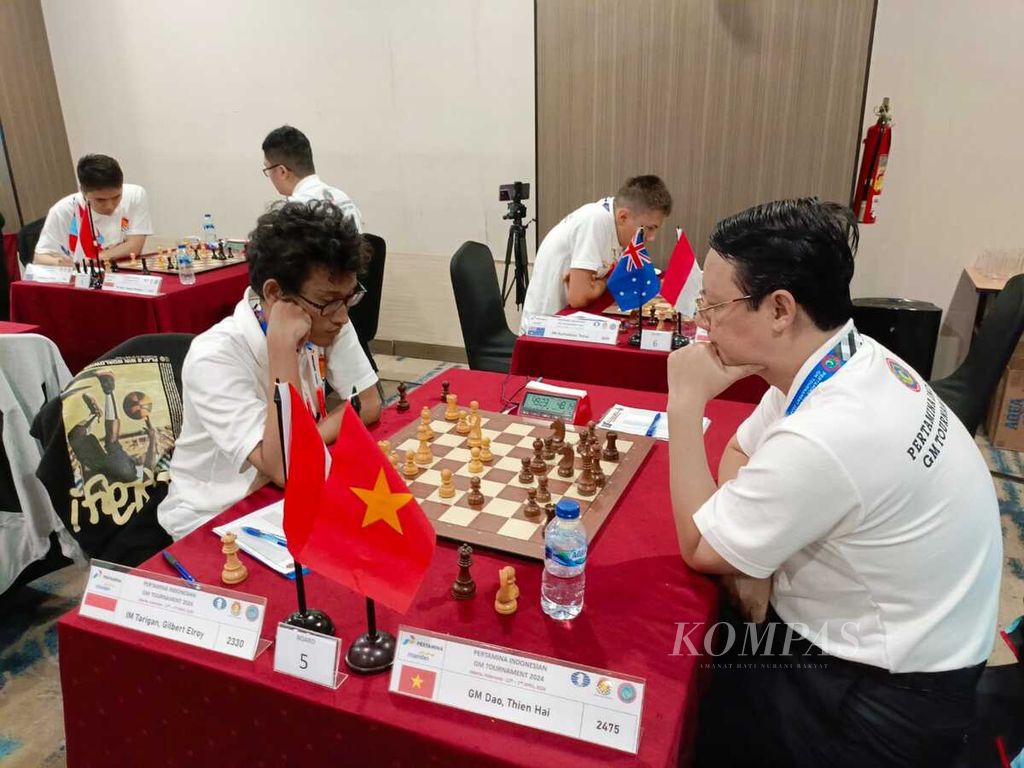 Indonesian chess player, IM Gilbert Elroy Tarigan (left), competed against Vietnamese chess player, GM Thien Hai Dao, in the first round of the Pertamina Indonesia GM Tournament 2024, on Tuesday (23/4/2024), at Artotel Hotel, Jakarta. The match ended in a draw.