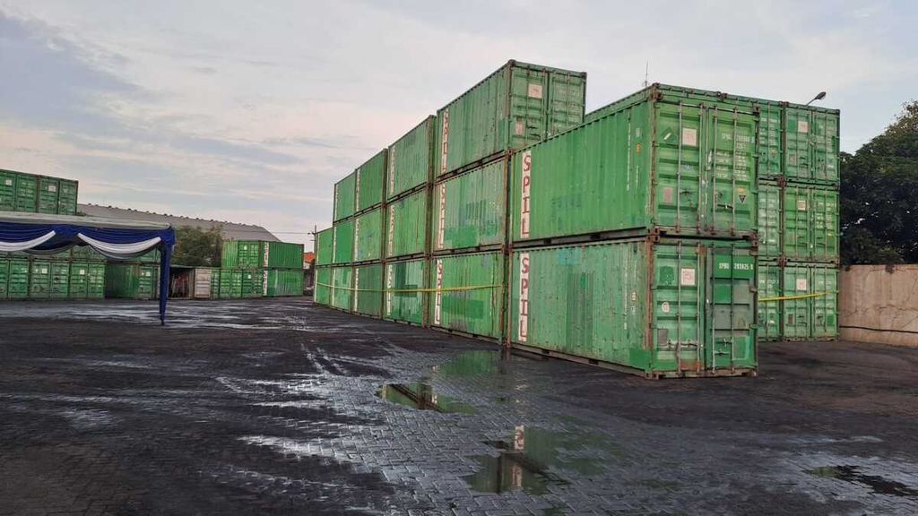 Barang bukti berupa kayu olahan sebanyak 57 kontainer yang sudah ditahan Kementerian Lingkungan Hidup dan Kehutanan yang menggelar Operasi Peredaran Kayu Ilegal di Provinsi Jawa Timur, Kamis (15/12/2022), di Pelabuhan Tanjung Perak, Surabaya.