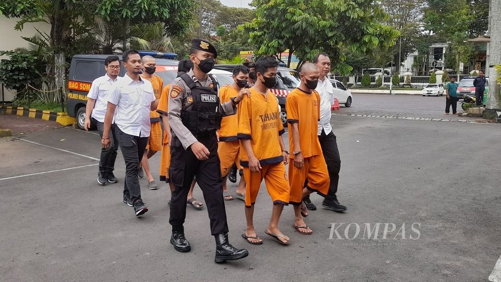 Sejumlah tersangka kasus peredaran narkotika digelandang dari ruang tahanan ke tempat rilis di Polres Malang, Jawa Timur, Kamis (23/2/2023).