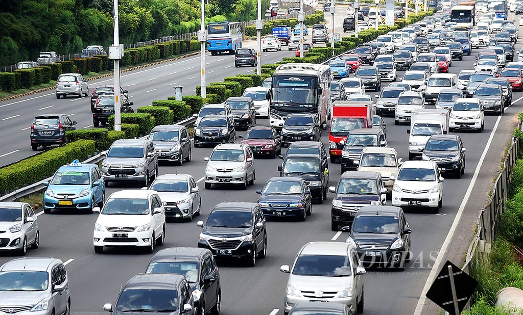 Antrian kendaraan terjadi menuju Gerbang Tol Cililtan di Ruas Jalan Tol Jagorawi di Jakarta, Minggu (1/1).