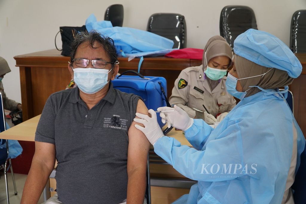 Warga lansia mendapatkan suntikan vaksin Covid-19 dalam kegiatan vaksinasi warga lansia di Masjid Raya Sumatera Barat, Padang, Sumbar, akhir April 2021.  