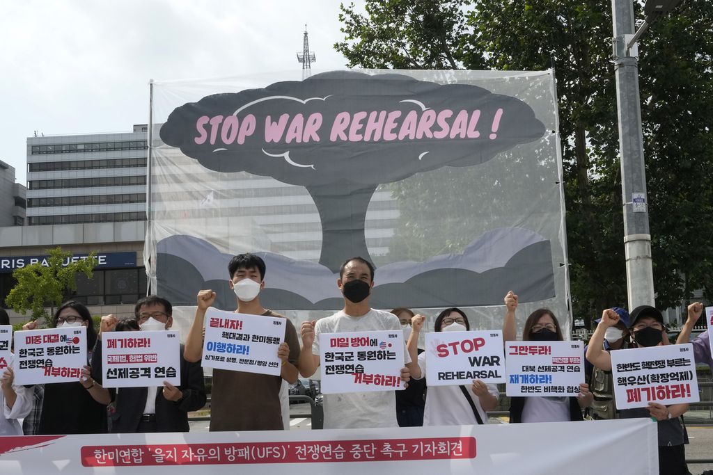 Warga berunjuk rasa di depan Kantor Presiden Korea Selatan, Seoul, Senin (22/8/2022). Mereka menolak latihan militer bersama Korsel dengan Amerika Serikat karena membuat suasana di Semenanjung Korea kian memanas. 