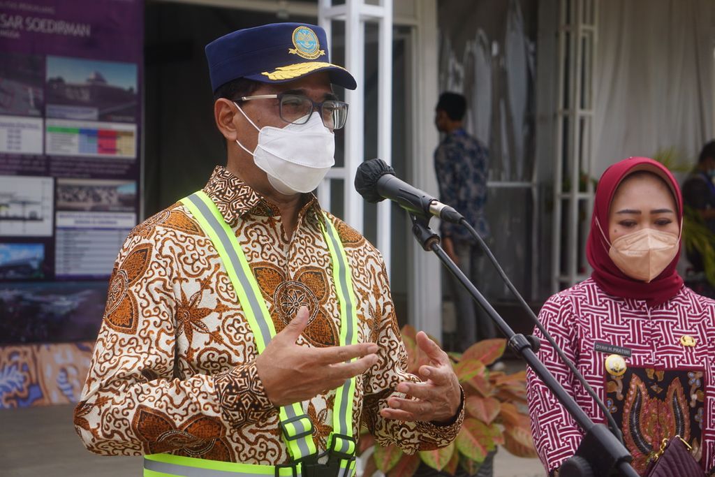 Menteri Perhubungan Budi Karya Sumadi memberikan keterangan pers seusai kunjungan Presiden Joko Widodo di Bandara Jenderal Besar Soedirman, Purbalingga, Jawa Tengah, Jumat (11/6/2021).