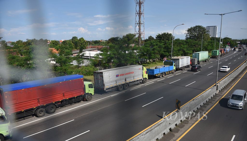 Antrean truk saat solar habis di SPBU Rest Area KM 754 Ruas Tol Surabaya-Gempol, Kabupaten Sidoarjo, Jawa Timur, Selasa (5/4/2022). 