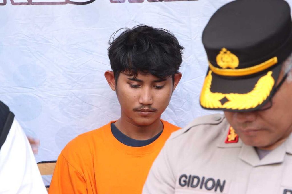 FR (22), pelaku yang terlibat pembunuhan terhadap seorang anggota ormas di Kabupaten Bekasi, Jawa Barat, saat berada di Kantor Kepolisian Resor Metro Bekasi, Senin (9/1/2023) siang.