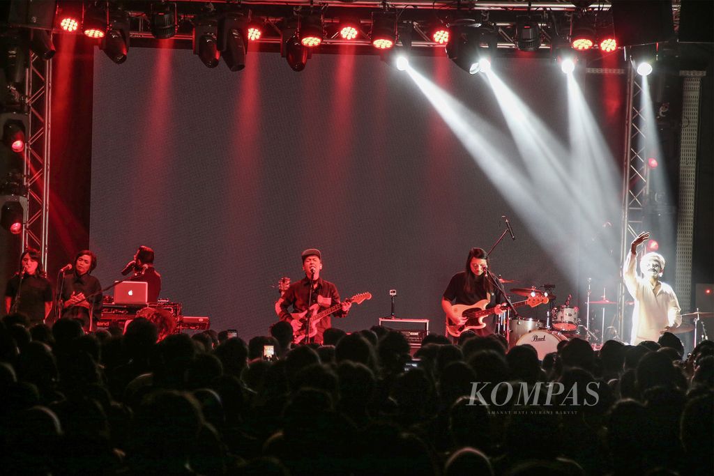 Grup musik Efek Rumah Kaca menggelar mini konser di M Bloc, Jakarta, Selasa (28/1/2020), atau sebelum pandemi melanda Tanah Air. Mini konser tersebut merupakan bagian dari peluncuran album terbaru mereka, <i>Jalan Enam Tiga</i>.