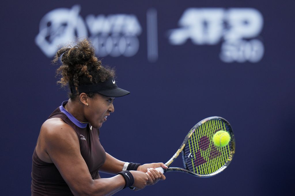 Petenis asal Jepang, Naomi Osaka, memukul bola saat menghadapi Katie Volynets dari Amerika Serikat pada laga babak 32 besar WTA 1000 Beijing di Beijing, China, Senin (30/9/2024). Osaka menang dengan  skor 6-3, 6-2.