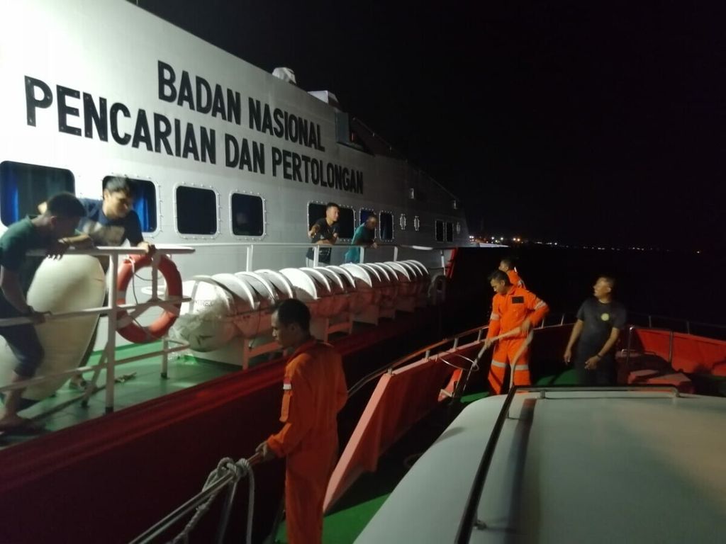 Search for victims of the sinking of the ship carrying Indonesian migrant workers in Nongsa Waters, Batam, Riau Islands, Tuesday (7/5/2019).