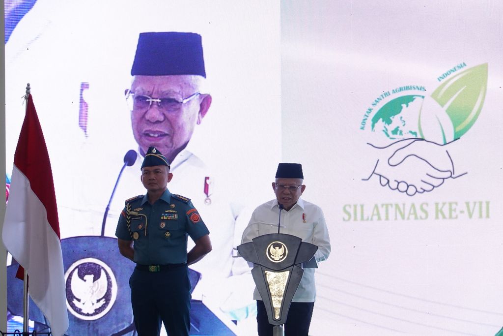 Wakil Presiden Ma’ruf Amin memberikan sambutan pada acara Silaturahmi Nasilnal VII Kontak Santri Agribisnis Indonesia di Balikpapan, Kalimantan Timur, Selasa (24/10/2023).