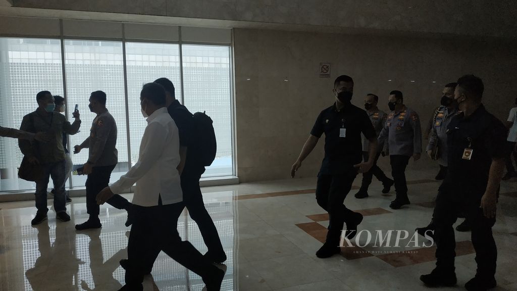 Kepala Kepolisian Negara RI Jenderal (Pol) Listyo Sigit Prabowo meninggalkan Gedung Nusantara II di Kompleks DPR RI, Jakarta, seusai rapat kerja dengan Komisi III DPR, Rabu (8/6/2022).