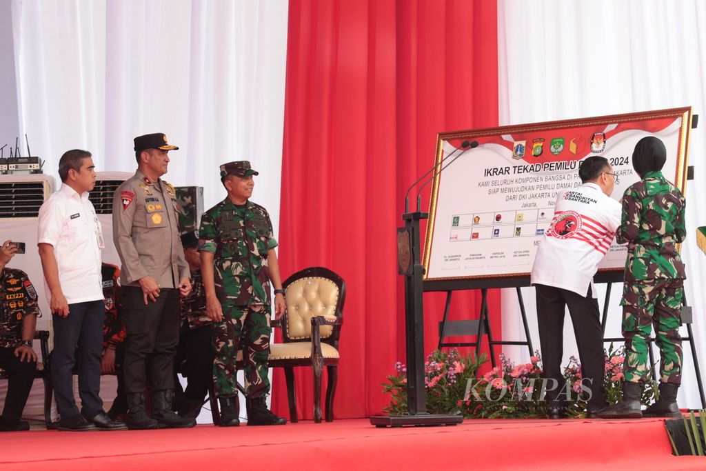 Suasana deklarasi pemilu damai saat apel gelar pasukan pengamanan Pemilu 2024 yang dipimpin Kepala Staf TNI Angkatan Darat Jenderal Agus Subiyanto di kawasan Monas, Jakarta, Rabu (8/11/2023). Sebanyak 11.000 personel TNI AD diterjunkan untuk pengamanan Pemilu 2024.