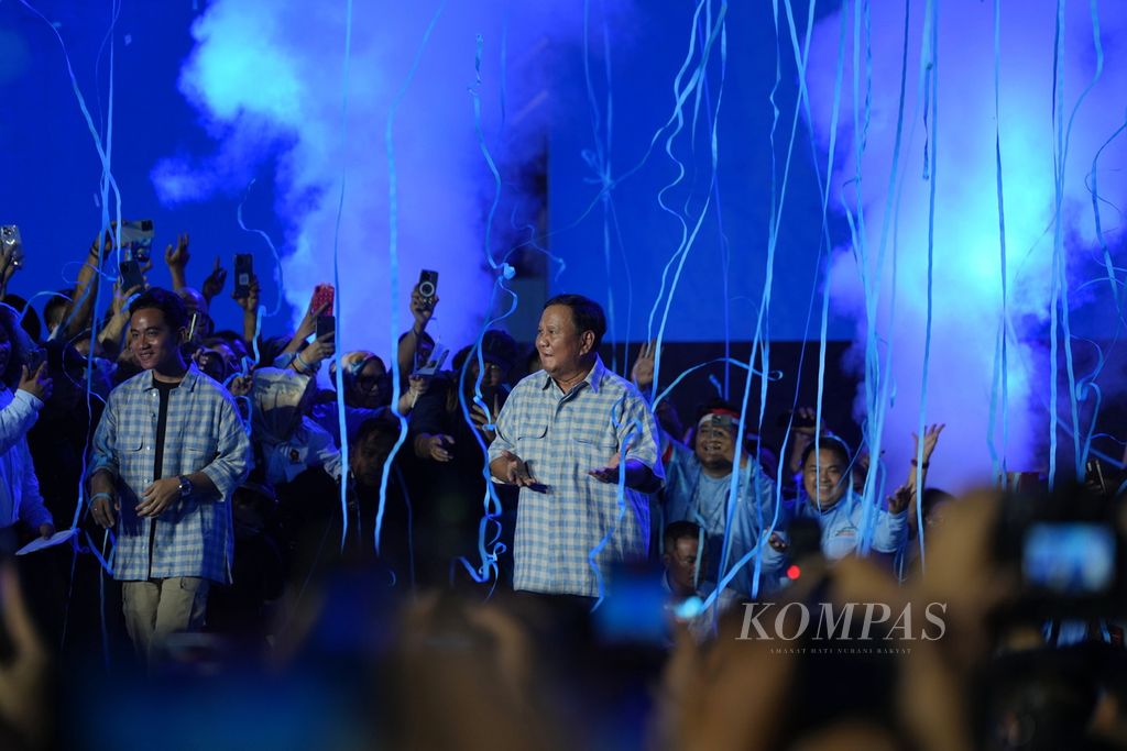 Calon presiden-calon wakil presiden nomor urut 2, Prabowo Subianto-Gibran Rakabuming Raka, menemui pendukungnya di Istora Senayan, Jakarta, Rabu (14/2/2024). Hasil hitung cepat Litbang <i>Kompas</i> menempatkan Prabowo-Gibran unggul satu putaran. 