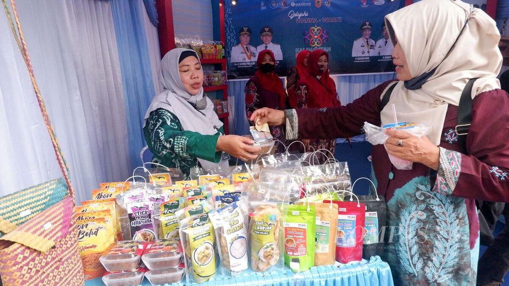 Pengunjung membeli produk usaha mikro, kecil, dan menengah (UMKM) dalam kegiatan kampanye Gerakan Nasional (Gernas) Bangga Buatan Indonesia (BBI) di Banjarmasin, Kalimantan Selatan, Jumat (22/7/2022). 