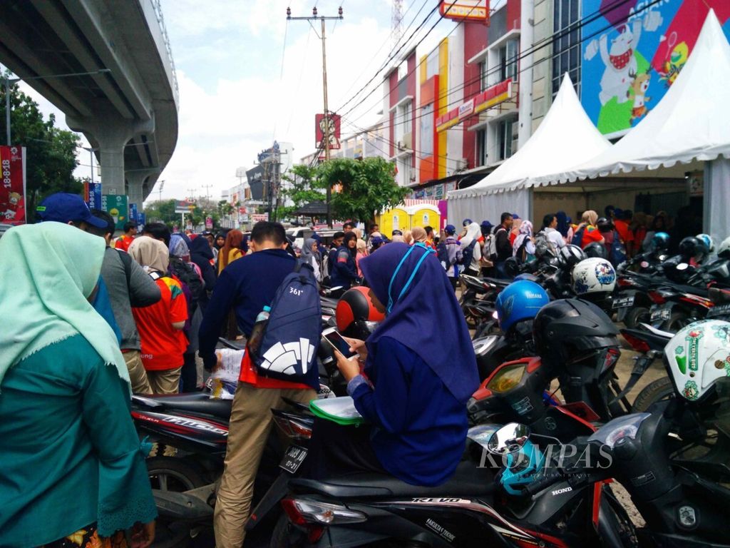 Ratusan sukarelawan yang membantu pelaksanaan di luar pertandingan Asian Games Palembang 2018 sedang mendata dan mengambil kelengkapan tugas di salah satu gedung akreditasi di Jalan Angkatan 45, Palembang. 