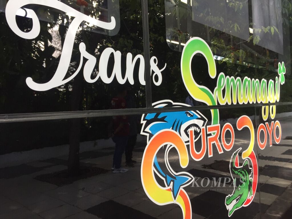 Bus Trans Semanggi Suroboyo yang resmi diluncurkan di Balai Kota Surabaya, Jatim, Rabu (29/12/2021).