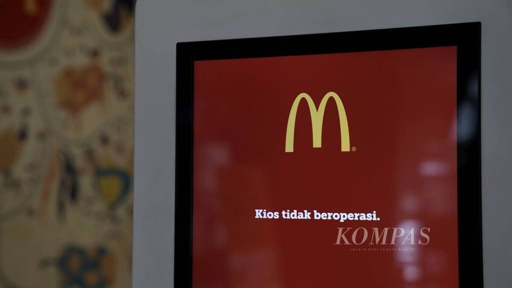 Layar memperlihatkan kios tidak beroperasi di restoran cepat saji McDonald's di Jalan Thamrin, Jakarta Pusat, Jumat (8/5/2020). Setelah hampir 30 tahun menempati sudut Sarinah Thamrin, McDonald's Indonesia terpaksa harus menutup restorannya atas permintaan manajemen gedung.
