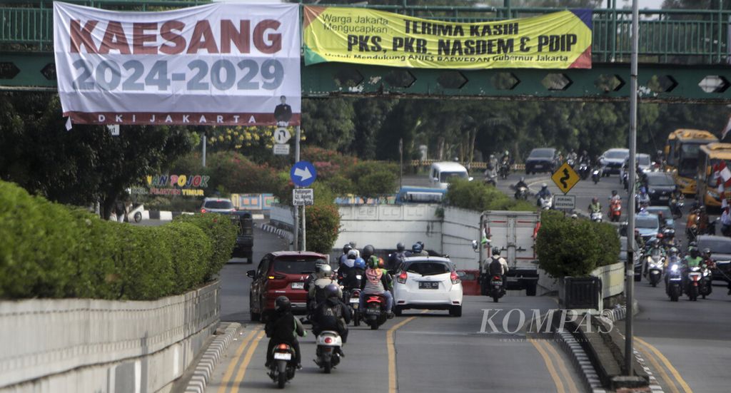 Spanduk dukungan kepada nama-nama bakal calon pemimpin daerah terpasang di kawasan Pasar Minggu, Jakarta Selatan, Senin (12/8/2024). Dinamika bentuk dukungan kepada kandidat kepala daerah mulai marak di sejumlah sudut kota menjelang Pilkada Jakarta.