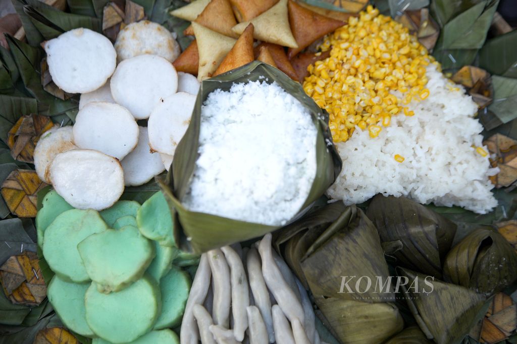 Aneka makanan tradisional yang disusun dalam nampan untuk dibawa dalam parade Nyiru Jaja Bejangkongan di Desa Pringgasela Selatan, Kecamatan Pringgasela, Lombok Timur, Nusa Tenggara Barat, Rabu (20/12/2023). 