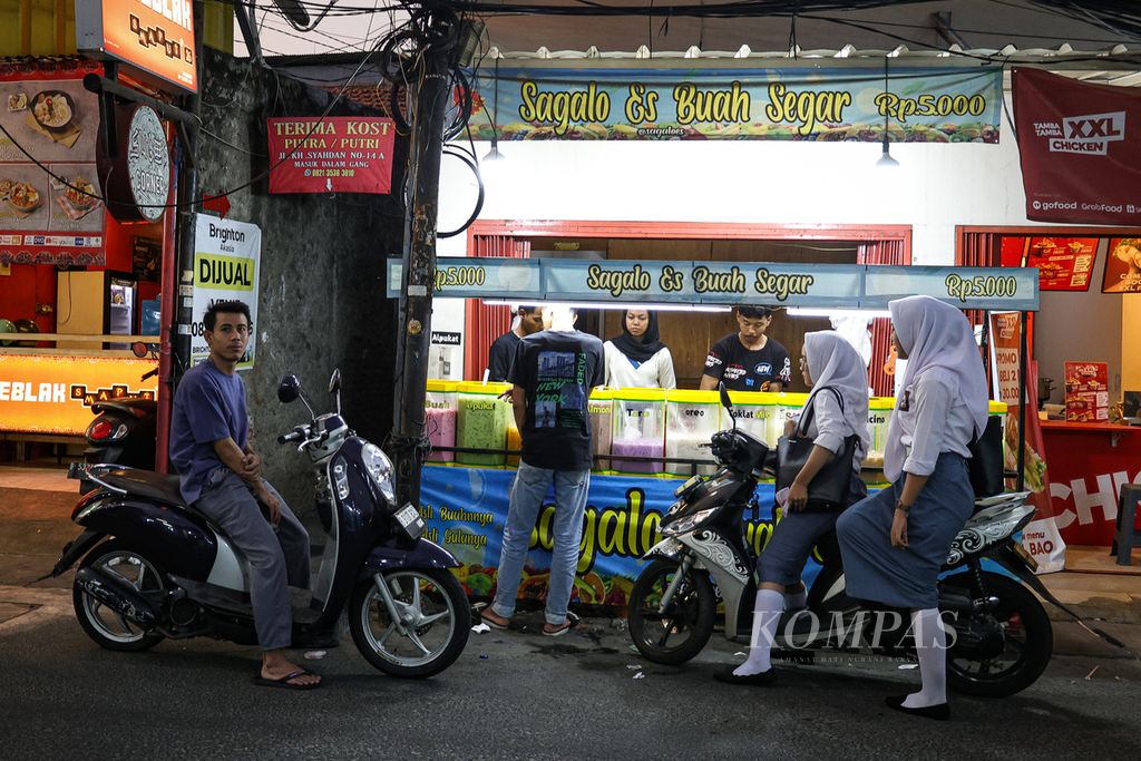 Warga mengantre untuk membeli berbagai minuman berpemanis di kawasan Palmerah, Jakarta, Senin (29/7/2024). Kebiasaan mengonsumsi minuman berpemanis telah menjadi bagian gaya hidup modern. Sejauh ini, konsumsi minuman berpemanis berisiko menimbulkan gangguan kesehatan. 