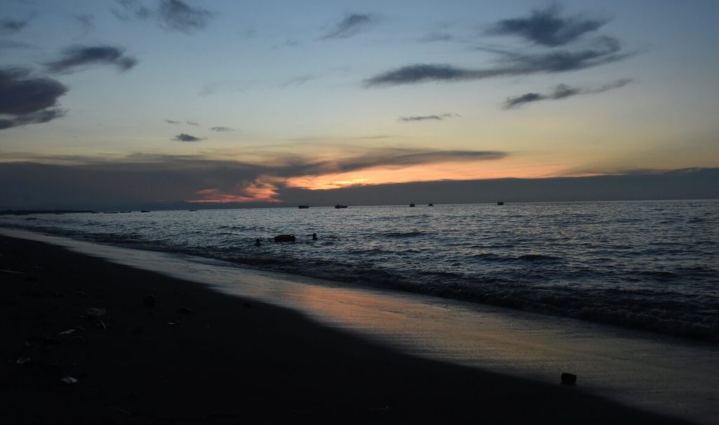 Senja di Pantai Nabire di Kabupaten Nabire, Papua, Rabu (28/4/2021). Pada saat sore, kawasan tersebut menjadi tempat warga untuk melihat matahari tenggelam. Di tempat tersebut juga digunakan banyak warga untuk berjualan makanan. 