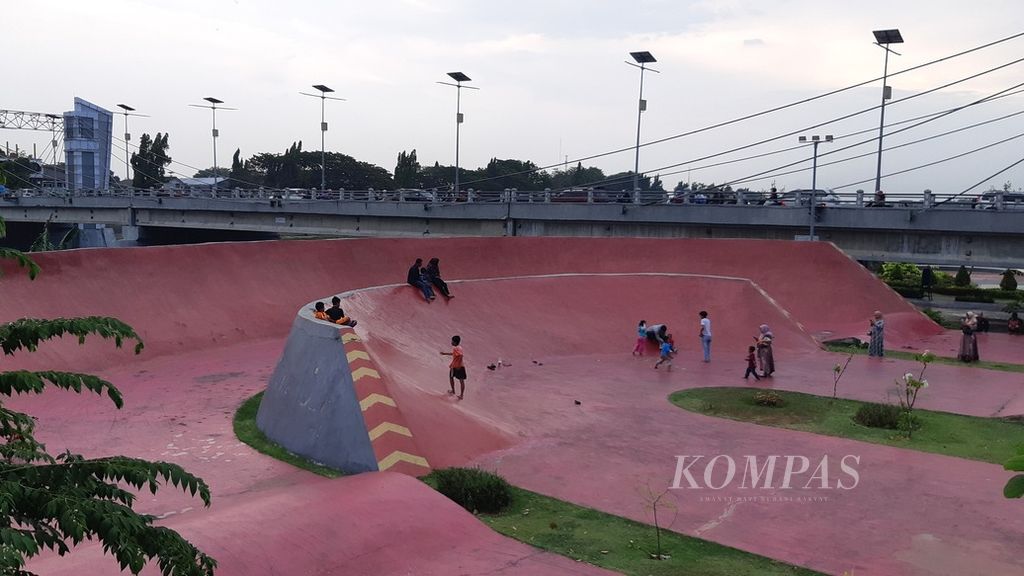 Sejumlah warga tengah menghabiskan waktu sore hari di BMX Arena yang berada di sisi Jembatan Brawijaya, Kota Kediri, Jawa Timur, Kamis (22/9/2022). 