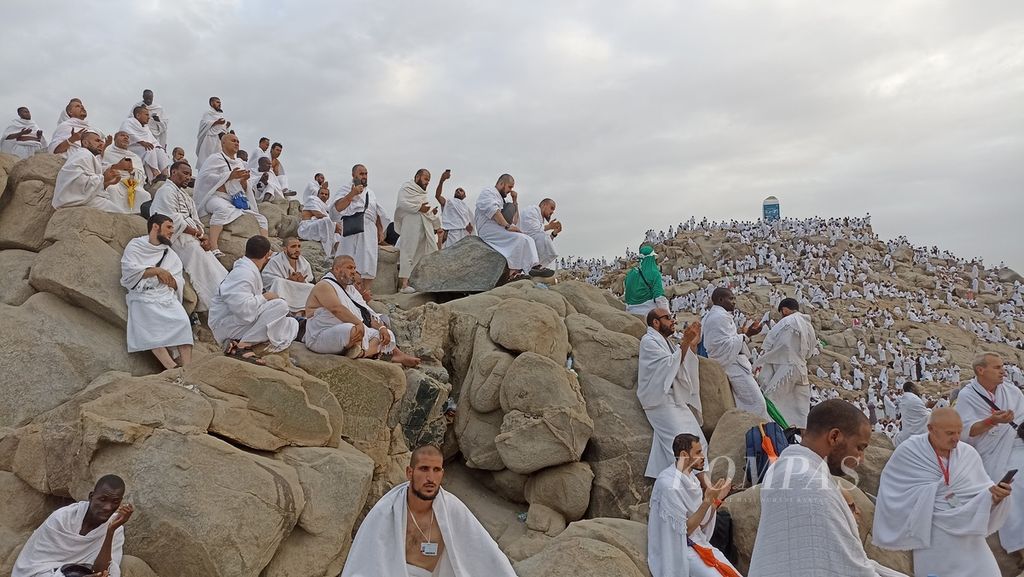 Para anggota jemaah haji berdoa di atas Jabal Rahmah di dekat Arafah, tempat wukuf di Arab Saudi, Jumat (8/7/2022) sore, menjelang matahari terbenam. 