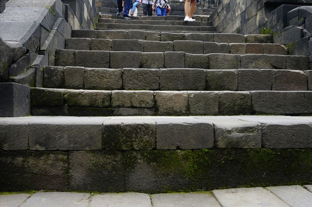 Sebagian batuan tangga Candi Borobudur, Kabupaten Magelang, Jawa Tengah. tampak cekung, aus, karena tergerus alas kaki wisatawan seperti terlihat tahun 2019 lalu. Kerusakan batuan inilah yang saat ini dicoba diantisipasi dengan inovasi pembuatan sandal khusus bagi pengunjung candi