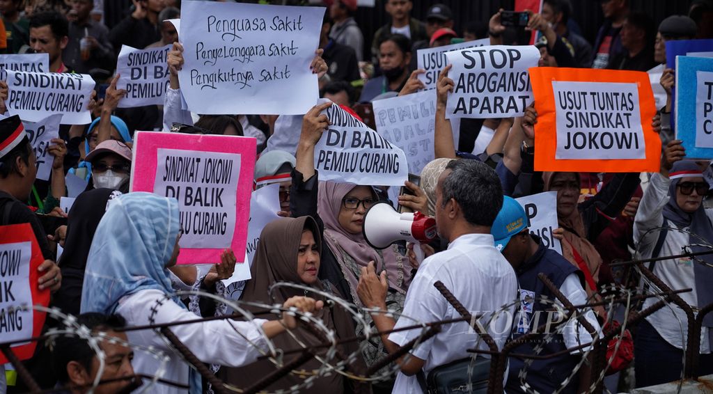 Demonstran menggelar aksi di sekitar kantor Komisi Pemilihan Umum, Jakarta, terkait Pemilu 2024, Jumat (16/2/2024).