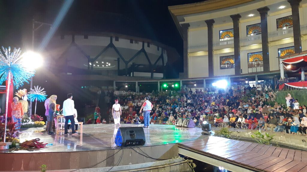 Kemeriahan menyambut Tahun Baru 2019 dengan berbagai atraksi budaya dan kesenian Betawi. Salah satunya komedi lenong Betawi yang diisi oleh seniman Sabar Bokir di panggung utama UPK Setu Babakan, Srengseng Sawah, Jakarta Selatan, Senin (31/12/2018).