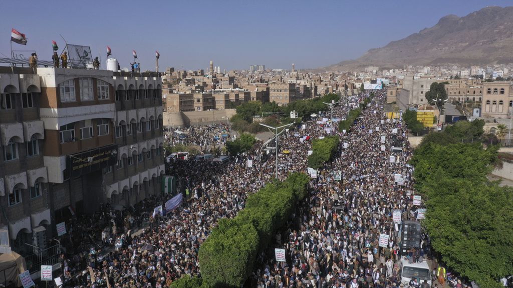 Para pendukung kelompok Houthi turun ke jalan-jalan dalam unjuk rasa di Sana'a, Yaman, Sabtu (26/3/2022), menandai tujuh tahun serangan militer koalisi pimpinan Arab Saudi ke Yaman.  