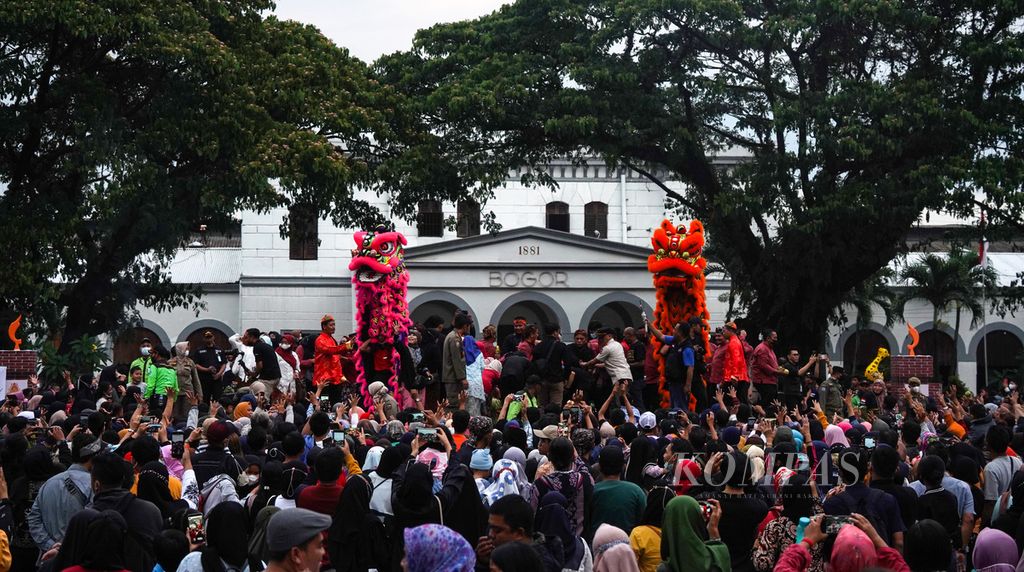 Atraksi barongsai yang mengisi acara Hari Jadi Ke-540  Bogor di Taman Alun-alun Kota Bogor, Kota Bogor, Jumat (3/6/2022). 