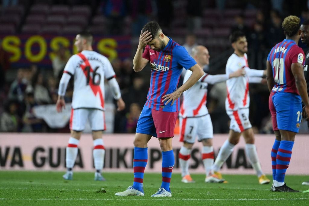 Pemain Barcelona, Jordi Alba (tengah), tertunduk lesu setelah klubnya dikalahkan Rayo Vallecano dengan skor 0-1 pada laga Liga Spanyol di Stadion Camp Nou, Senin (25/4/2022) dini hari WIB.