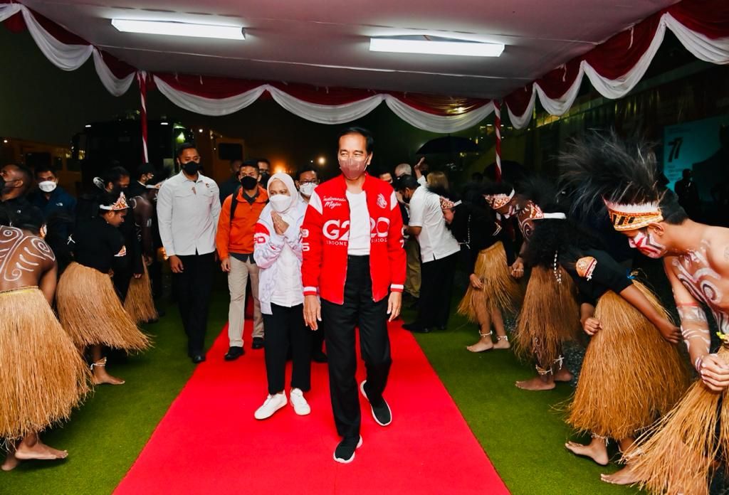 Presiden Joko Widodo dan Ibu Iriana Joko Widodo bersilaturahmi dengan karyawan PT Freeport Indonesia (PTFI) di Sport Hall, Distrik Tembagapura, Kabupaten Mimika, pada Rabu, 31 Agustus 2022. 