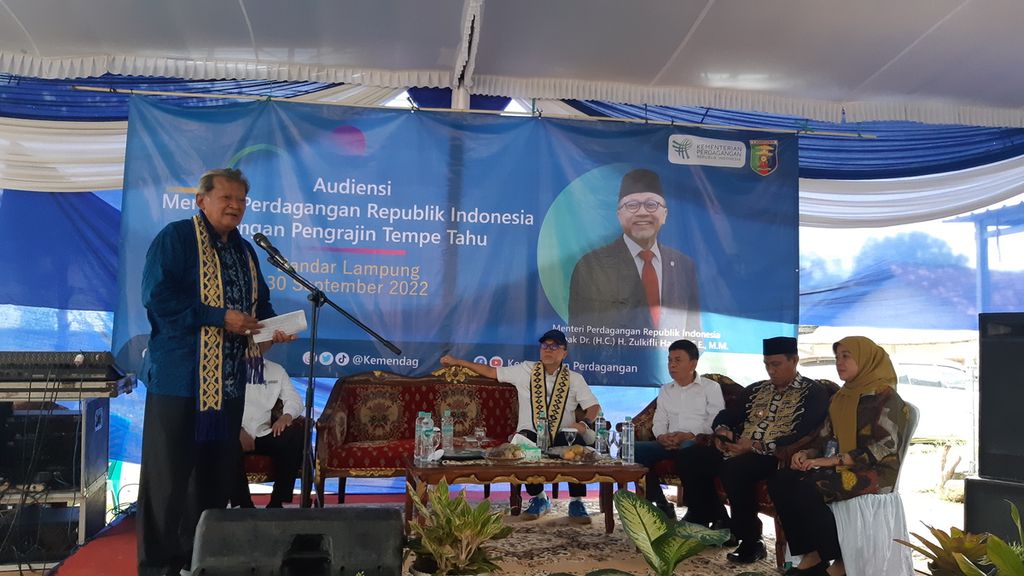 Ketua Gabungan Koperasi Produsen Tempe Tahu Indonesia Aip Syarifuddin saat hadir dalam acara diskusi dengan perajin tempe dan tahu di Bandar Lampung, Jumat (30/9/2022).