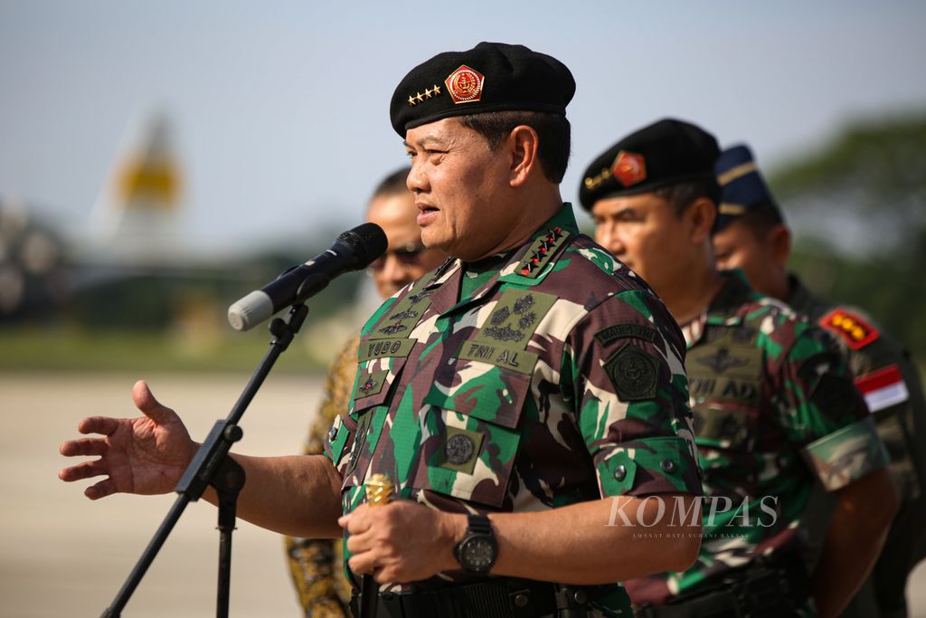 Panglima TNI Laksamana Yudo Margono menjawab pertanyaan wartawan seusai upacara pemberangkatan tim evakuasi warga negara Indonesia (WNI) ke Sudan dari Pangkalan TNI AU Halim Perdanakusuma, Jakarta, Senin (24/5/2023).