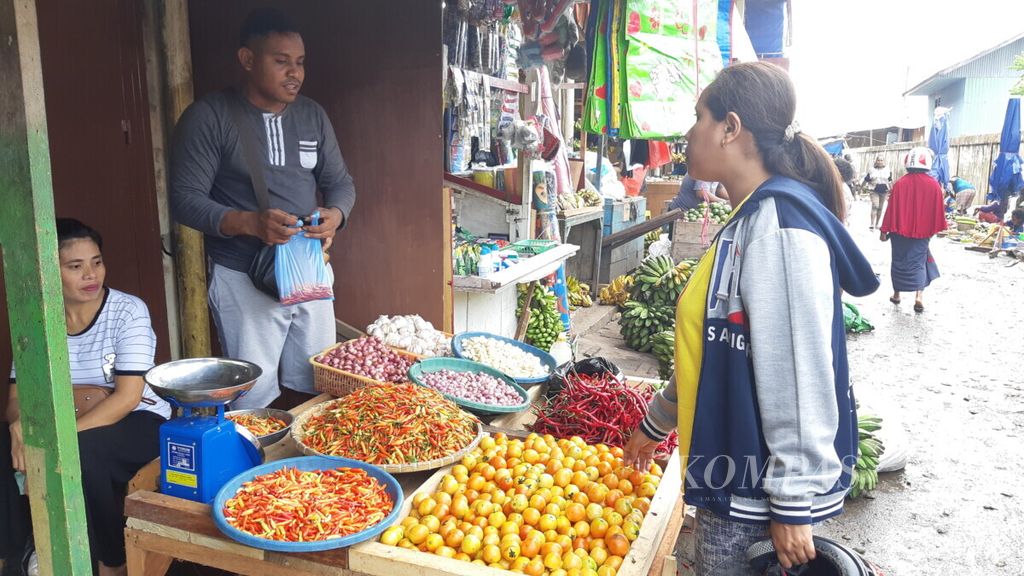 Aktivitas di Pasar Hamadi, Kota Jayapura, Papua, Jumat (3/5/2019).