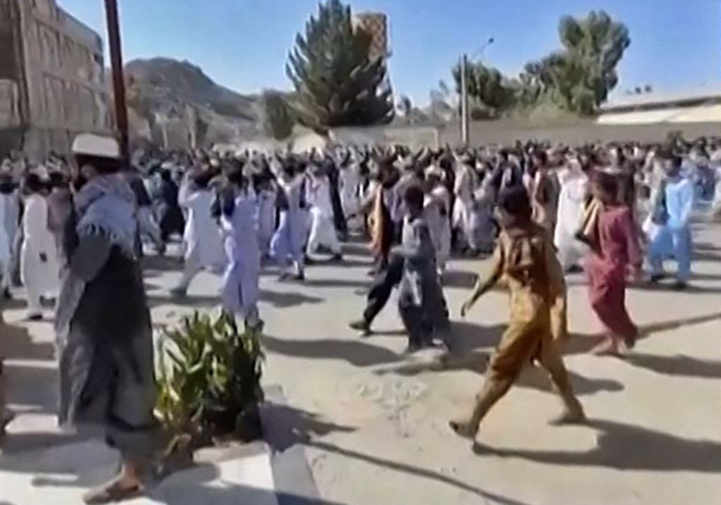 Foto dari tangkapan video UGC tanggal 14 Oktober 2022 ini menunjukkan pengunjuk rasa di kota Zahedan, provinsi Sistan-Baluchistan. Mereka meneriakkan yel-yel prodemokrasi. Ini adalah bagian dari unjuk rasa di Iran dan berbagai negara yang dipicu kematian Mahsa Amini. 