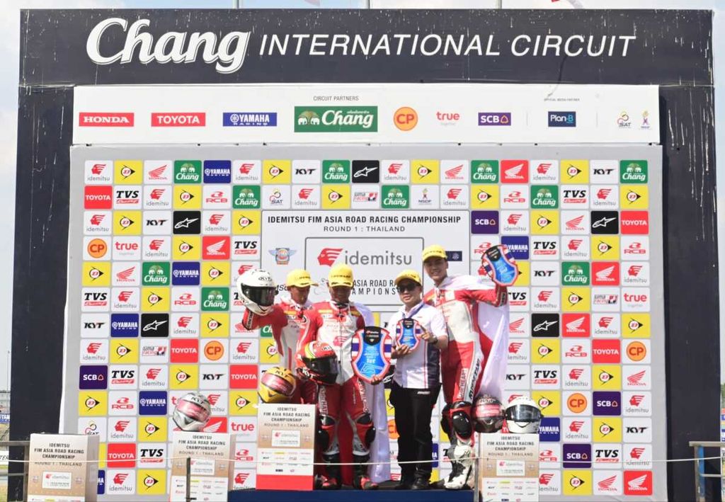 Trio pebalap Indonesia yang membela Astra Honda Racing Team, Rheza Danica Ahrens, Veda Ega Pratama, dan Herjun Atna Firdaus, menyapu bersih podium kelas Asia Production 250cc dalam balapan 1 seri perdana Asia Road Racing Championship di Sirkuit Internasional Chang, Buriram, Thailand, Sabtu (25/3/2023). Mereka akan kembali menjalani balapan 2 pada Minggu (26/3/2023).