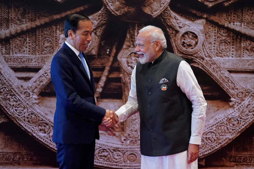 Presiden Joko Widodo bersalaman dengan Perdana Menteri India Narendra Modi di sela-sela Konferensi Tingkat Tinggi G20 di New Delhi, 9 September 2023.