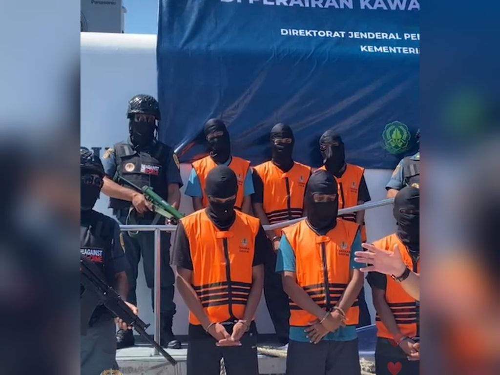 Para tersangka pelaku pengeboman ikan di Taman Nasional Komodo dihadirkan dalam konferensi pers di Labuan Bajo, Kabupaten Manggarai Barat, NTT,  Senin (29/8/2022). 