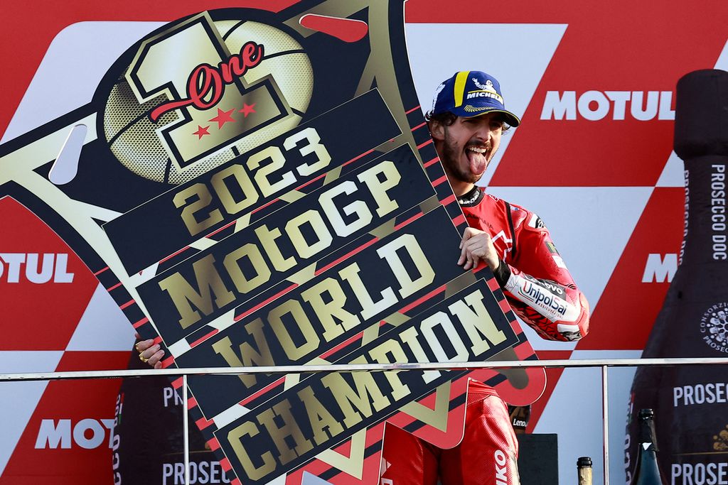 Pebalap Ducati Lenovo, Francesco Bagnaia, merayakan titel juara dunia di podium setelah memenangi Grand Prix MotoGP Valencia, Spanyol, Minggu (26/11/2023). Ducati memasang target gelar juara dunia tiga kali berturut-turut, yaitu 2022, 2023, dan 2024.