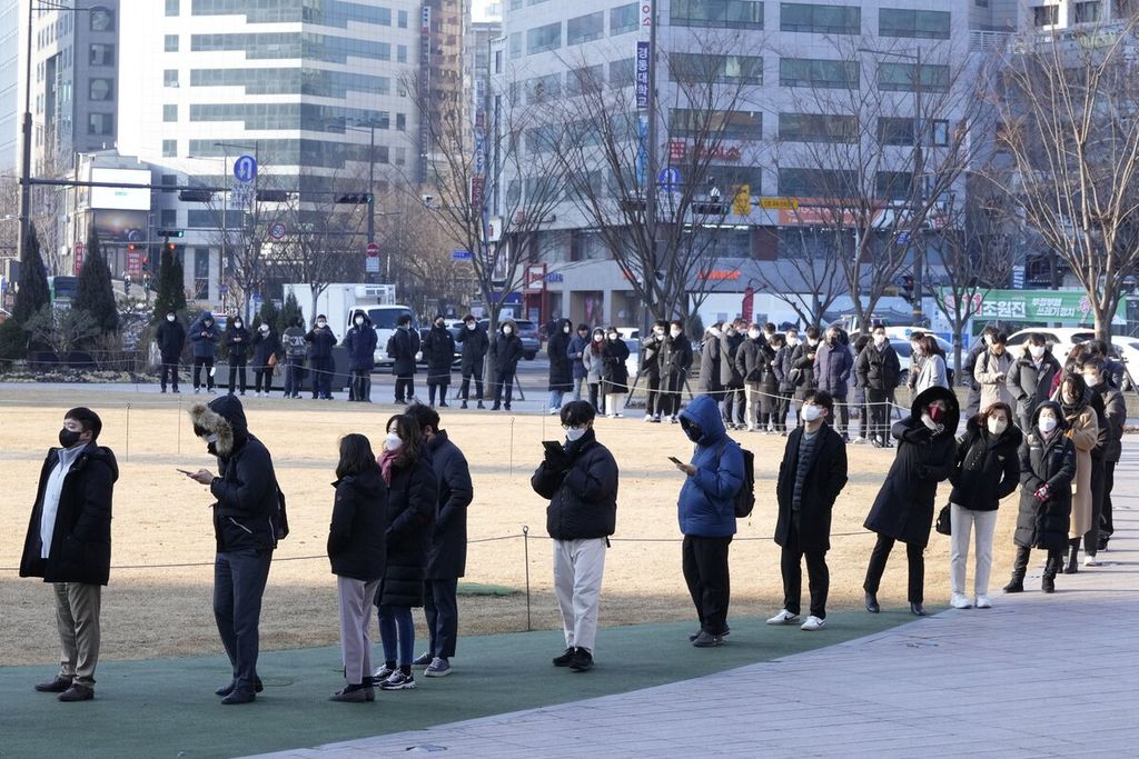 Orang-orang menunggu antrean untuk menjalani tes usap Covid-19 di Seoul, Korea Selatan, Rabu (16/2/2022). Sejumlah ahli memprediksi lonjakan kasus harian di Korea Selatan dapat mencapai sekitar 200.000 kasus pada Maret mendatang. 