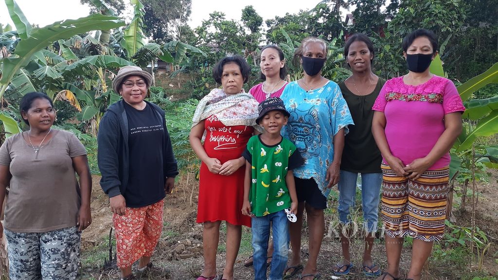 Para ibu di Kelurahan Waihoka, Kota Ambon, yang mengolah tanah untuk budidaya sayur dan umbian seperti pada Kamis (4/3/2021). Mereka bekerja menjaga dapur tetap ngepul di kala pandemi Covid-19.