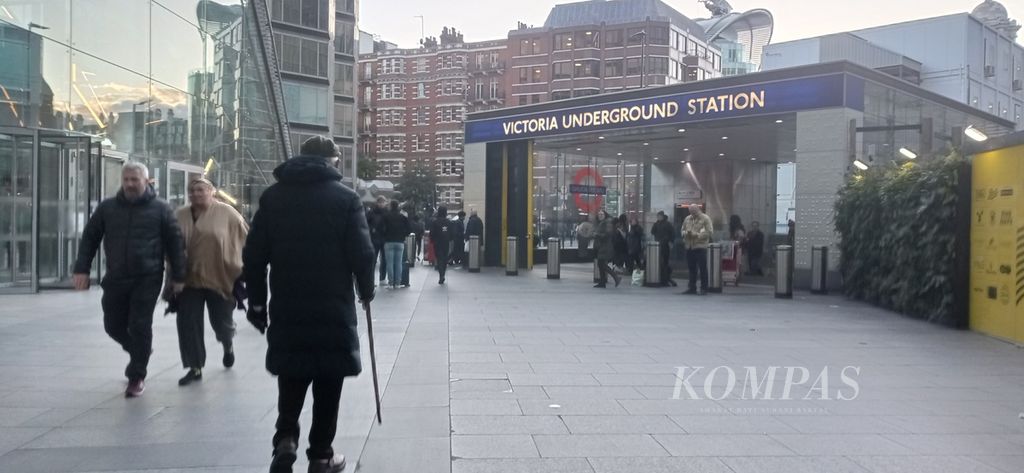 Suasana di pintu masuk stasiun bawah tanah Victoria di London, Inggris, pada Kamis (30/11/2023) petang. Stasiun itu tak jauh dari Istana Buckingham.