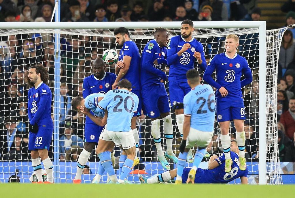 Gelandang Manchester City, Riyad Mahrez, mencetak gol pertama timnya ke gawang Chelsea pada laga Piala Liga Inggris di Stadion Etihad, Manchester, Kamis (10/11/2022). City mengalahkan Chelsea, 2-0. 