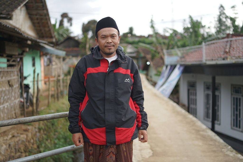 Uban Subhan (43) saat ditemui pada Minggu (5/2/2023) di Desa Cikembang, Kertasari, Kabupaten Bandung, Jawa Barat. Uban mengatakan, pertanian di desanya banyak merambah hingga ke puncak-puncak bukit karena keterbatasan lahan di desa.